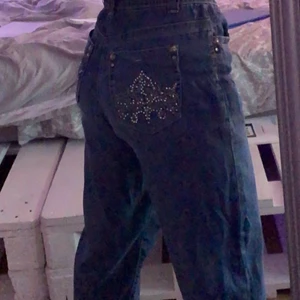 Lågmidjade jeans - Säljer mina skit coola jeans som tyvär inte kommer till användning längre! De är uppsprättade längst ner vid fötterna så dom lägger sig fint på skorna⭐️inga stenar saknas!