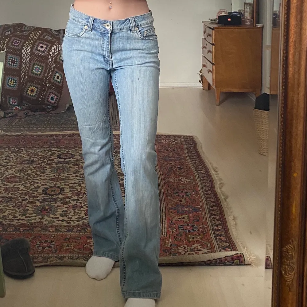 Superfina kritstrecks jeans från tidigt 2000-tal. Bra längd i benen för mig som är 170cm!                                                   🦋💞skickad spårbart, samfraktar! Tveka inte på att höra av dig vid fler frågor!💞🦋. Jeans & Byxor.