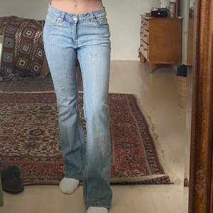 Superfina kritstrecks jeans från tidigt 2000-tal. Bra längd i benen för mig som är 170cm!                                                   🦋💞skickad spårbart, samfraktar! Tveka inte på att höra av dig vid fler frågor!💞🦋
