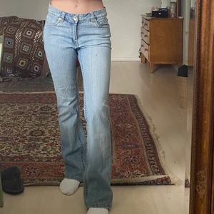 Y2K lågmidjade jeans - Superfina kritstrecks jeans från tidigt 2000-tal. Bra längd i benen för mig som är 170cm!                                                   🦋💞skickad spårbart, samfraktar! Tveka inte på att höra av dig vid fler frågor!💞🦋