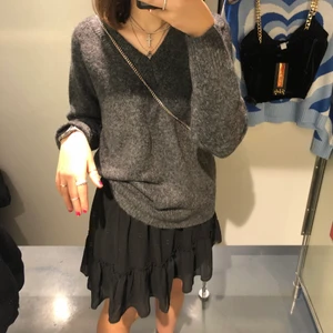 Svart volang kjol  - Säljer min svarta kjol från mewyorker som andvönts ett fåtal gånger då den inte är min typ av stil. Nypris är 149kr. Den är skön på och luftig. Frakt diskuteras.