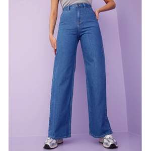 Säljer mina Lee jeans A Line Flare i storlek W28 L33 pga att de har blivit för små. Jeansen är lite använda men har inga skador. Jag är 173 cm lång och jeansen passar mig perfekt i längd. Kan mötas upp i Gävle eller frakta, kunde står för fraktkostnad! ❤️