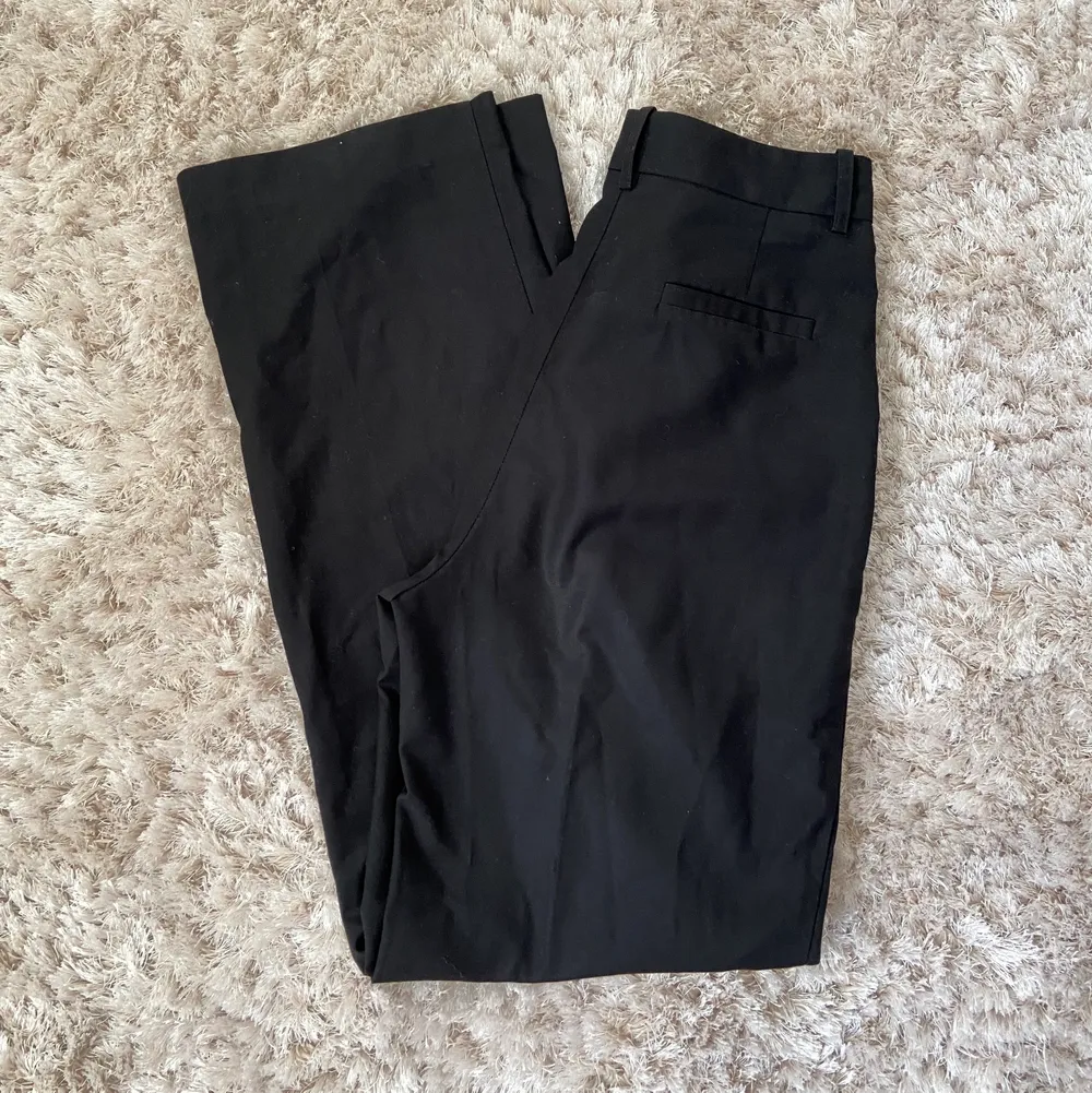 Svarta kostymbyxor från Nelly i storlek 32,  100 kr plus frakt!. Jeans & Byxor.