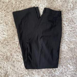 Svarta kostymbyxor från Nelly i storlek 32,  100 kr plus frakt!