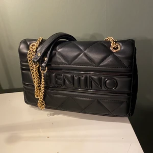 Valentino väska - Säljer min väldigt fina valentino väska då jag är sugen på nån annan. Inköpt i julas men är i nyskick, nypriset var 1300💕 den är väldigt rymlig💕