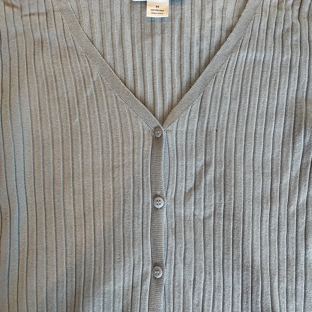 💕Säljer denna fina pastell blåa koftan/tröjan från Monki då den inte används längre. Koftan är i storlek M och den passar perfekt till allt💕. Tröjor & Koftor.