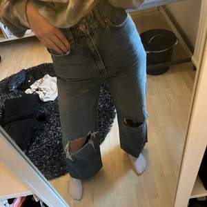 Snygga vida jeans från Gina tricot i storlek 32. Knappt använda så är i väldigt bra skick💞