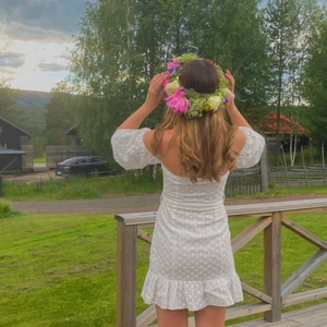 Vit klänning från NAKD - SUPERFIN klänning från NAKD. Köpt förra året, så finns inte kvar på hemsidan längre. Storlek 34. Nypris, 499 kr. Otroligt fin passform o perfekt till sommaren eller skolavslutning, säljer då den blivit för liten för mig. Endast använd 1 gång, så nyskick. Hör av er för mer bilder/frågor. 💘🌟🥰