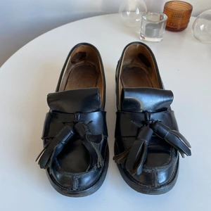 Loafers Acne Studios s39  - Svarta loafers från Acne Studios i storlek 39, med oversize-tassels i en annars mycket klassisk look. Flitigt använda för något år sedan (syns främst invändigt) men med mycket kvar att ge. 