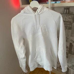 Nike SB hoddie stl S - Nike sb hoddie. Bra skick. Köptes i Portugal för 2 år sedan. Välidigt fin, men tyvärr inte så mycket använd. Mjuk och skön vaddering innanför vilket gör att denna hoddie bevarar värmen fint, samtidigt som den inte är för tjock. 