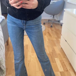 Blåa bootcut jeans💙💙 - Säljer dessa jeans som knappt är andvända. Presic som nytt skick. Nypris 600kr. Passar någon runt 155 - 162 cm. Dm för fler bilder eller frågor