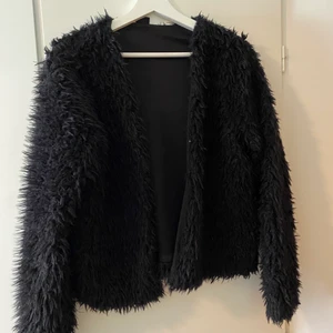 En pälsjacka från Vero Moda  - En svart tunn pälsjacka från Vero Moda, har använts en del för några år sedan men har nu blivit för liten. 