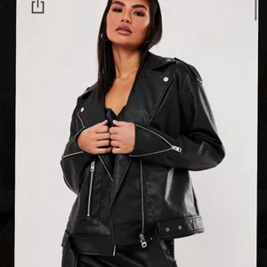 Skinnjacka oversized Missguided  - En oanvänd svart skinnjacka från Missguided. Original pris ca 600kr. Jag är ca 175 cm. Säljer pga fick två i födelsedagspresent. Mycket fint skick och fina silvriga detaljer. 💖