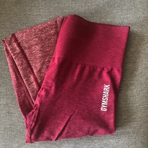 Träningsthights från gymshark, 175kr - Röda ombre thigts från gymshark, i bra skick💛