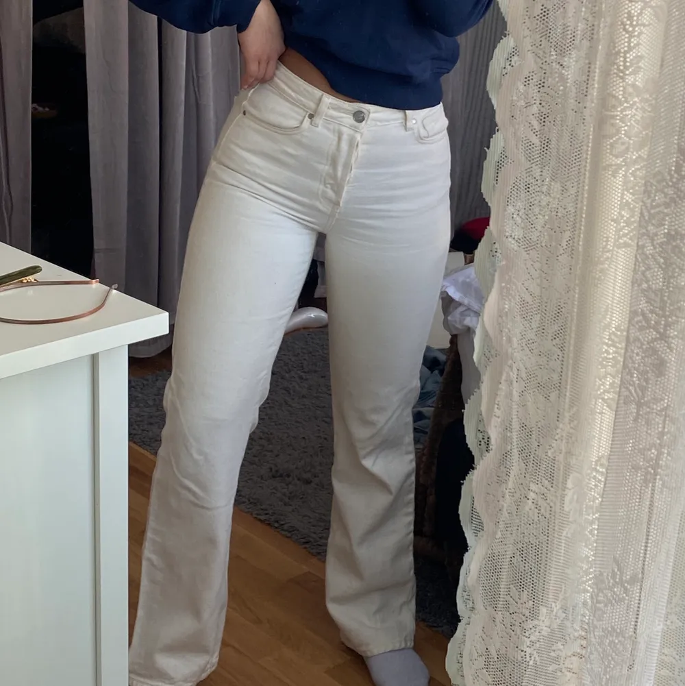 Vita jeans från bikbok som jag har använt få gånger. Dem är straight i bena och jag bär 28 i midjan. Kunden står för frakten.. Jeans & Byxor.