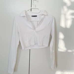 Topp från Zara - Fin topp från Zara! Storlek M, något liten i storleken tycker jag så mer som S. Använd vid ett tillfälle.