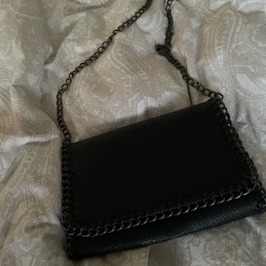 Axelväska - Jättefin axelväska med kedjeband!❤️‍🔥 Nästan aldrig använd och därmed väldigt bra skick. Väskan rymmer en del saker som mobil, nycklar, smink typ.