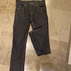 Svarta cheap Monday jeans 28/34 - Ett par Jätte fina svarta sheap Monday jeans i storleken 28/34 har andvänt få gånger då dom inte är i min stil! Dom är ganska tighta (skriv för fler bilder)
