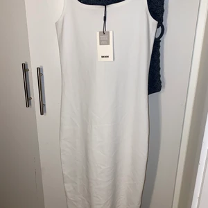 Klänning - Superfin klänning från bikbok i storlek s, slits i bak