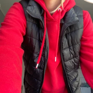 Väst  - Säljer denna supersnygga väst, köpt här på Plick.💓 