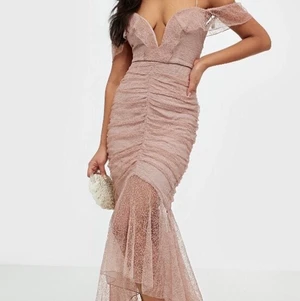 Rosa balklänning - Rosa balklänning med spets, drapering framtill, volang & dragkedja baktill