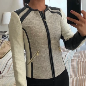 Jacka  - Jacka från H&M, storlek 36 ! Pris 50kr 🌸
