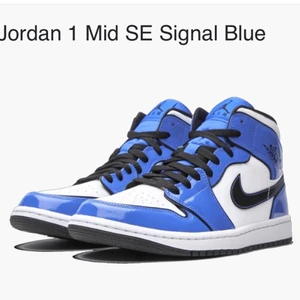 Jordan 1 Mid - Snygga Jordans 1:s. Hyfsad cond. Nypris ligger på ca 2000. Funkar för både killar och tjejer.