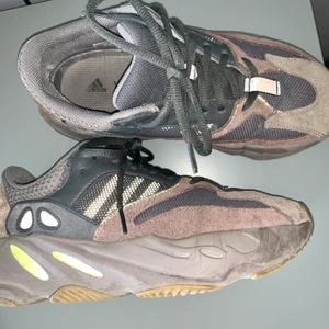 Adidas Yeezy boost 700 waverunner  - Mauve waverunner, bra skick men något använda (8/10). Snygga sneakers som passar till de mesta. Har likadana i og colorway och de är mina favoritskor pga dom är så sjukt sköna. 