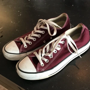 Converse  - Vinröda Converse i storlek 38. Använda men välbevarade!