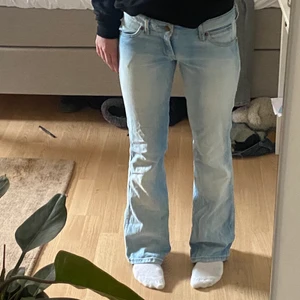 lågmidjade ljusa jeans - hej lägger upp igen för att se om jag kan få högre bud!❤️ Såå fina lågmidjade ljusblåa jeans  köpta hör på plick men som tyvärr inte passade mig. Midjemåttet rakt över är 34 cm rakt över och innerbenslängden runt 75 cm💞 Jag har sprättat upp byxorna längst ner för att göra de några cm längre, hon på bilden är ungefär 164 cm lång. direkt pris kan diskuteras!💞❤️