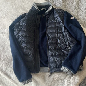 Moncler ”cardigan” - Lätt moncler cardigan som är perfekt till sommaren. Ganska tunn på ärmarna med varma från magen upp till bröstet. Funkar oftast med en snygg t-shirt.