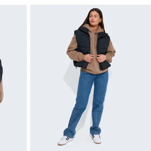 Väst från bik bok - Hej, jag säljer min svarta väst från bik bok, st M, helt oanvänd och lappen är kvar, passade inte mig och försent att lämna tillbaka. Skriv för intresse, nypris 400kr mitt pris 400kr +frakt❤️ skriv för fler bilder på osv bilderna är tagna från deras hemsida. 