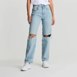 90s high waist jeans, ginatricot - dom är i storlek 36, använda ett fåtal ggr 4-5 jag är ungefär 170cm lång lite längre o för mig passar dom perfekt i längden, den första bilden är från ginatricos hemsida o hon är på bilden 180cm och har storlek 36, priset kan diskuteras med