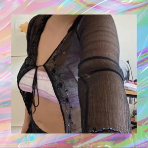 SÖT knyt-blus i mesh 🌸 s/m svart, pärlor - Sååååå söt blus i svart mesh. Snören framtill så en kan knyta den. Broderi och pärlor till detaljer, storlek S/M. Lappar är bortklippta så det är den enda info jag har. Frakt tillkommer. Samfraktar gärna. Jag ansvarar inte för postens slarv.