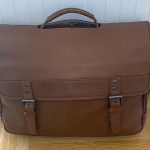 Samsonite Classic Leather Flapover  - En datorväska till skolan eller jobbet, gjort av läder. Har plats för två datorer eller iPad, och många små fickor för att organisera pennor och anteckningsblock, bland annat. Ordinariepris var ungefär 2 300kr, och har används i nästan 9 månader. Är lite sliten vid handtaget, och finns en repa på dragkedjan på bakre fickan, som har lagats hemma. Det har varit problem med original axelremmen, men en helt ny axelrem kommer med väskan. Kan mötas upp i Jönköping, annars står köparen för frakten. 