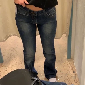 Lågmidjade jeans  - Säljer dessa lågmidjade från esprit storlek 27/32 sitter som s kan funka som m också 