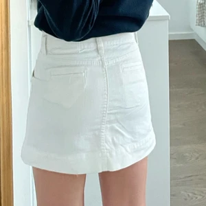 Vit Jens kjol  - Jätte fin Jens kjol som sitter perfekt.💕💕💗