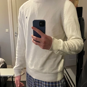 Morris Stickad Långärmad - Stickad vit/beige långärmad ifrån Morris. Köpt från 2019 är i OK skick. Skriv privat om ni vill ha fler bilder på den. Köpt för 1600. Säljer billigt för en någorlunda synlig fläck på hals och ärm. Vinnande bud 251kr från Mikii