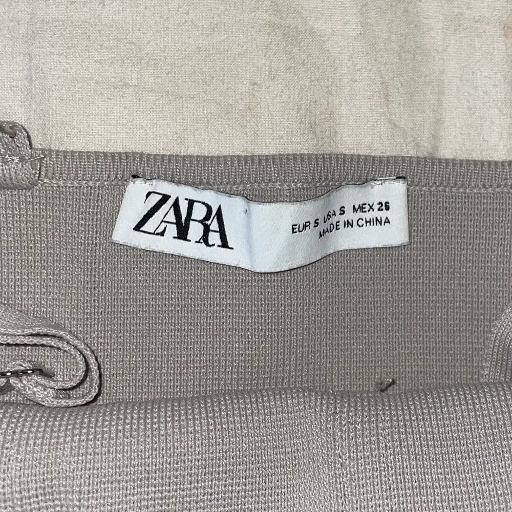 En jättefin cropad topp från Zara i storlek S. Aldrig använd då den var för liten vid brösten på mig. . Toppar.