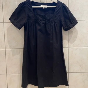 Klänning  - En söt svart klänning! Säljer då den är lite för stor på mig❣️ Står storlek 36 