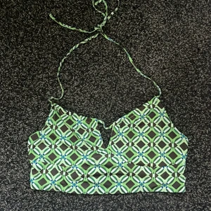 Fest topp - As trevlig fest topp från bershka i typ bikini material så väldigt bekväm! Endast använd en gång 