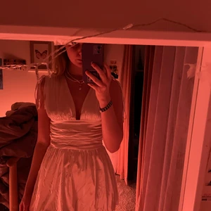 Vit mini klänning i satin  - Vit satin klänning ifrån cider, storlek s. Superfin klänning till sommaren💗✨ säljer då den inte kommer till användning. Aldrig använd med lappen kvar. Sitter jätte bra på mig som är s och funkar även på en xs. 💯köparen står för frakt💯 skriv för mera bilder och info💗