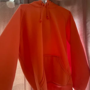Hoodie, bikbok - Säljer nu min jättefina hoodie som knappt kommit till användning, så skicket är som nytt. En mer korallfärg på tröjan och passar någon som har storlek S/M eller även XS om man vill ha den oversized. Säljer för 120kr exklusive frakt💗