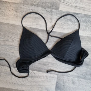 Bikinitopp med strappy back - Bikinitopp med strappy rygg. Använd 1 gång 🖤