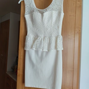 Vit klänning - Vit klänning från bikbok🥰🌟. Har använt typ 2-3 gånger. Legat i garderoben i några år men ska sälja den nu. Det är inbyggd "bh" och är otroligt skön! 😍😍Lite genomskinlig i det vita tyget vid rumpan men man får ha bra underkläder helt enkelt. Köparen står för frakt. ✨Tror jag köpte den för 400-500. Det är storlek M men skulle säga att de passar S också då jag var i storlekarna S och M när jag köpte den.🤓