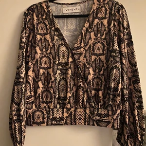 Blus - Elegant v-ringad blus från ivyrevel i fint skick 💛