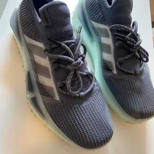 Adidas nmd s1 green glow - Från Adidas Confirmed och ligger på 2500kr, säljes för 2000kr då de är använda ett fåtal gånger. Stl 42