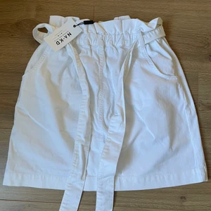 Kjol - Fin jeanskjol från nakd med snöre som går att knyta och fickor fram och bak. Volang runt midjan. Jättefin till sommaren. Aldrig använd med lappen kvar. Skulle säga att det är en stor S. Säljer pga för stor💓