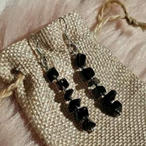 Handgjorda örhängen med svarta stenpärlor 🖤