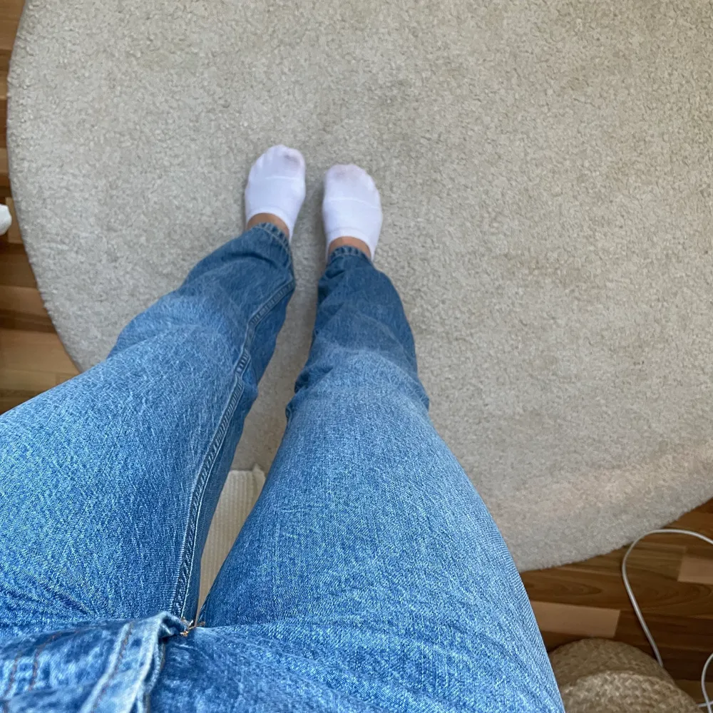 Blå favoritjeans från asos design köpta förra året som tyvärr blivit för små för mig. Stl 26/32. Skulle säga att de passar en 34/36. . Jeans & Byxor.